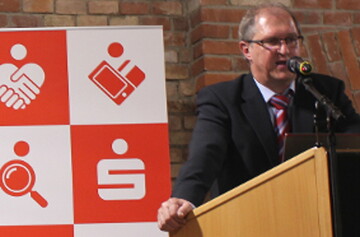 Mehr Menschen, weniger Ackerfl�chen: Eine Verknappung der Lebensmittel werde sich k�nftig kaum zu vermeiden lassen, meinte Otto K�rner, Direktor der Landwirtschaftlichen Lehranstalt Triesdorf. Eine gro�e Herausforderung der Zukunft sei es, die Verschwendung von Lebensmitteln einzud�mmen.