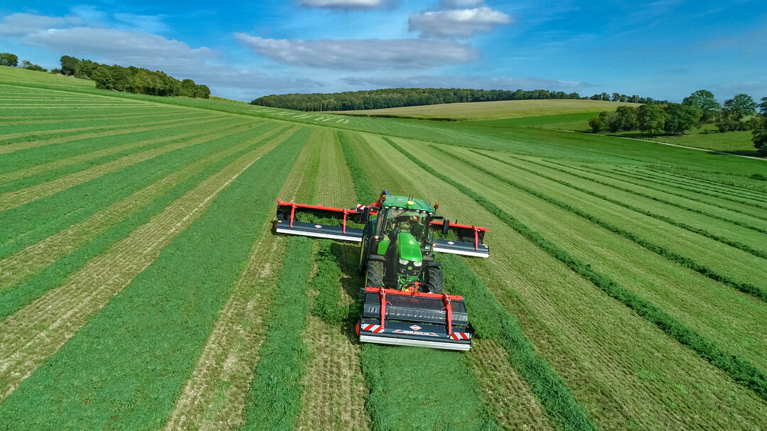 Der Merge Maxx 440 F von Kuhn ist ein neuer Bandschwader im Frontanbau.