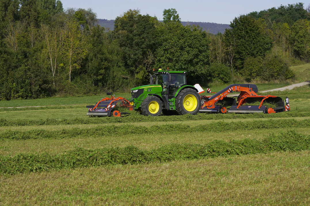 Der Merge Maxx 440 F von Kuhn ist ein neuer Bandschwader im Frontanbau.