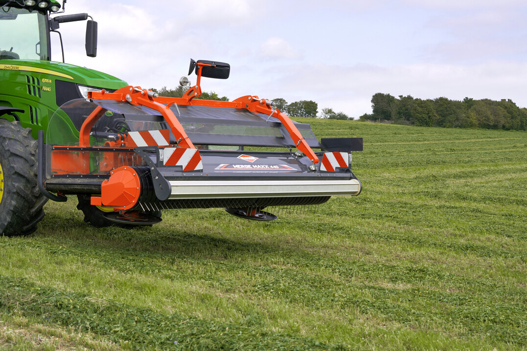 Der Merge Maxx 440 F von Kuhn ist ein neuer Bandschwader im Frontanbau.