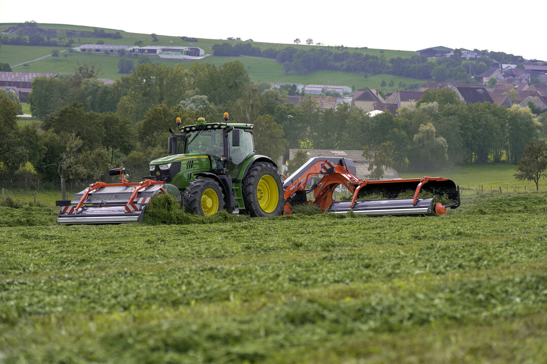 Der Merge Maxx 440 F von Kuhn ist ein neuer Bandschwader im Frontanbau.