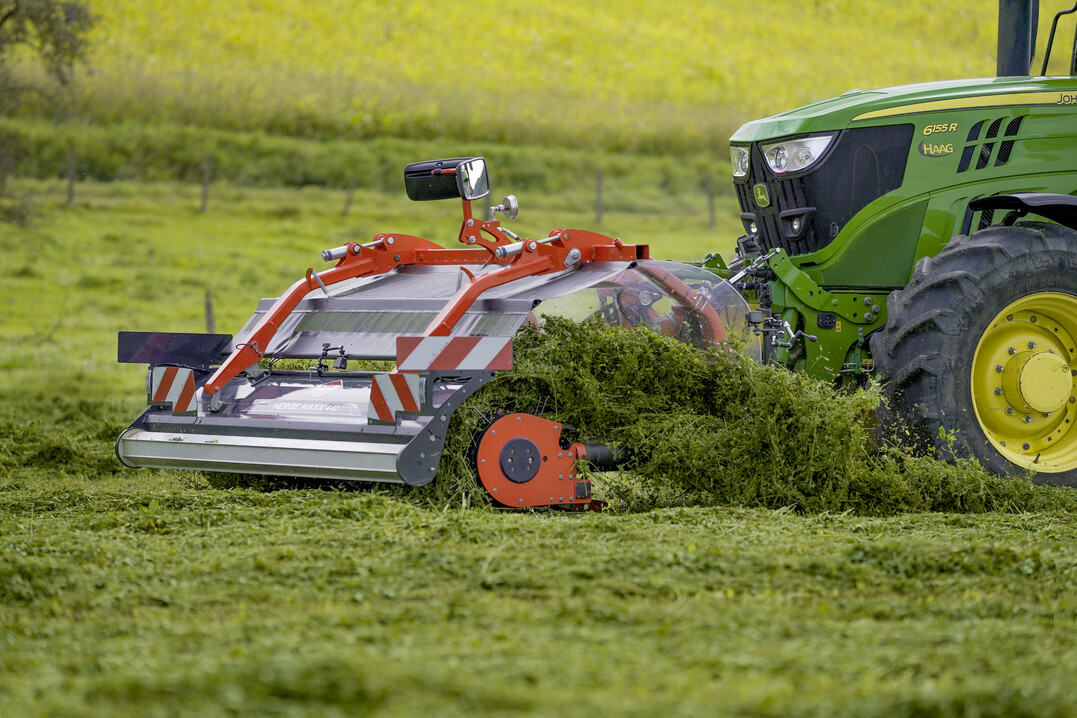 Der Merge Maxx 440 F von Kuhn ist ein neuer Bandschwader im Frontanbau.