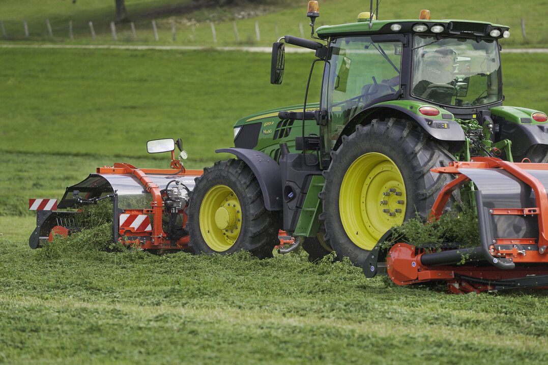Der Merge Maxx 440 F von Kuhn ist ein neuer Bandschwader im Frontanbau.