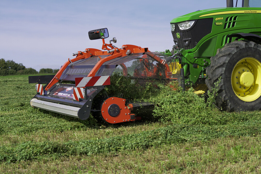 Der Merge Maxx 440 F von Kuhn ist ein neuer Bandschwader im Frontanbau.