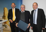 Ehrung für Horst Kuhnert, FrieslandCampina: Für sein langjähriges Engagement im Vorstand im Milchwirtschaftlichen Verein Baden-Württemberg und im Milchprüfing gab es ein Weinpräsent, überreicht von dem Vorstandsvorsitzenden Manfred Olbrich und Geschäftsführer Dr. Markus Albrecht (links).