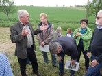 Werner Kunz (l.) erläutert auf dem Damianushof den Einzugsbereich des hofeigenen Brunnens, der neuerdings offizielle Messstelle des EU-Grundwassermessnetzes ist.