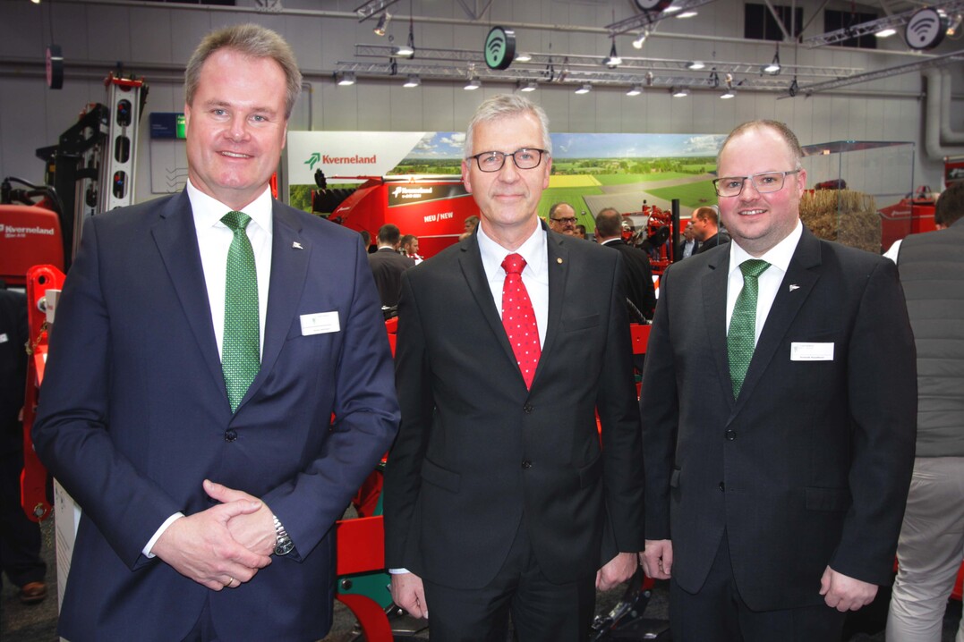 Kverneland Group Deutschland-Gesch�ftsf�hrer Niels Veltmann (l.) und Dominik Haselhorst, Produktdirektor Bodenbearbeitung (r.) mit Prof. Dr. Wolfgang Kath-Petersen von der TH K�ln. 