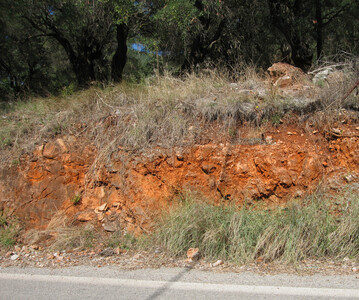 H�matit verleiht Gesteinen und B�den ihre blutrote Farbe.