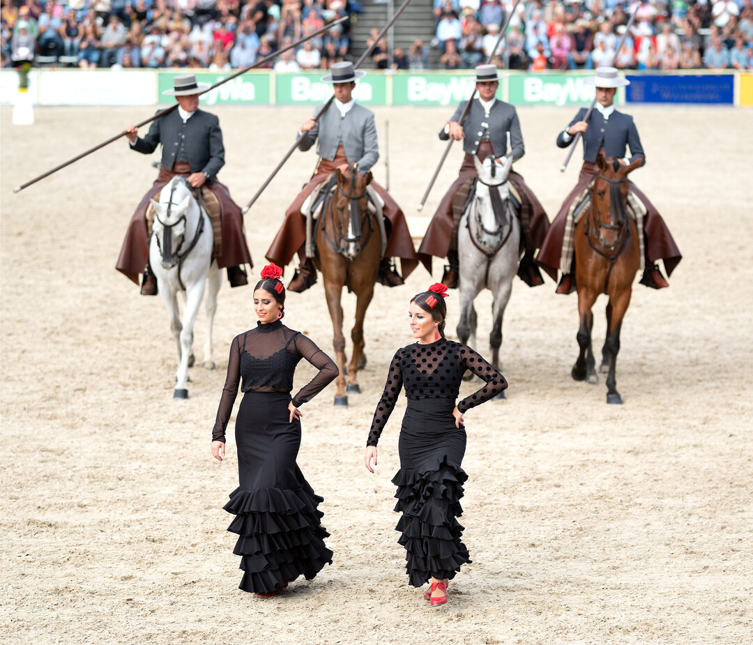Die Reiter und Tänzerinnen der Cordoba Ecuestre