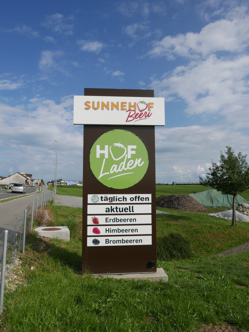 Ein großes Schild macht von weitem erkennbar, was es hier zu kaufen gibt.