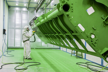 Die neue Lackieranlage bei Z�rn Harvesting schont die Umwelt durch moderne Beschichtungstechnik ohne L�semittel und optimierten Energiebedarf. 