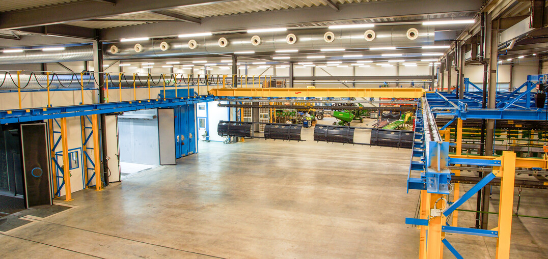 Die neue Lackieranlage bei Z�rn Harvesting schont die Umwelt durch moderne Beschichtungstechnik ohne L�semittel und optimierten Energiebedarf.  