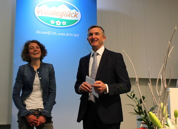 �berraschungsgast: Gesch�ftsf�hrer Karl Laible hei�t die erfolgreiche L�uferin und Werbebotschafterin der Milchwerke Schwaben, Alina Reh, auf der Vertreterversammlung herzlich willkommen. Das n�chste gro�e Laufereignis ist der Einstein-Marathon am 23. September in Ulm. 