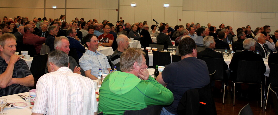 Volles Haus bei der Vertreterversammlung der Milchwerke Schwaben in der Donauhalle in Ulm.