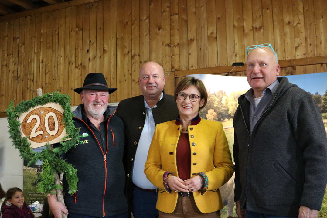 Gl�ckw�nsche zum Jubil�um gab es von Sabine Kurtz, Staatssekret�rin im MLR und von J�rgen M�der, Vorstand bei Edeka S�dwest Fleisch an Ernst Fauser, Sch�fer und Vorsitzender BW Lamm EZG sowie an den Vermarkter Ulrich Rothweiler, Viehzentrale S�dwest (VZ).