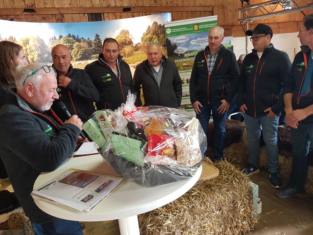 Geschenkkorb f�r Ulrich Rothweiler: Ernst Fauser (links), Vorsitzender BW Lamm EZG und die Z�chterkolleginnen und -kollegen bedankten sich bei Ulrich Rothweiler (4.v.r.), Viehzentrale S�dwest (VZ), f�r die gute Zusammenarbeit.