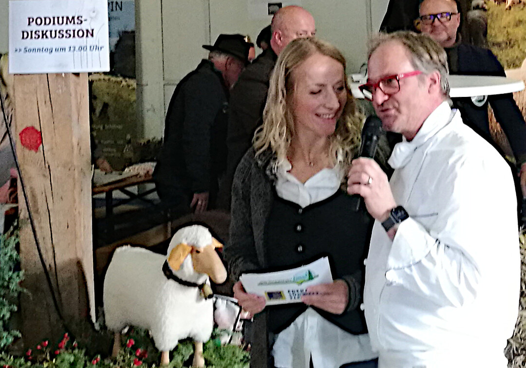 Moderatorin Iris Goldack, GEA, bedankte sich bei Event-Koch Andreas Miessmer und seinem Team, der die G�ste mit kulinarischen Leckerbissen aus selbstgemachten Lamm-Maultaschen und Lamm-Gyros mit Zaziki aus heimischem Raps�l begeistern konnte.