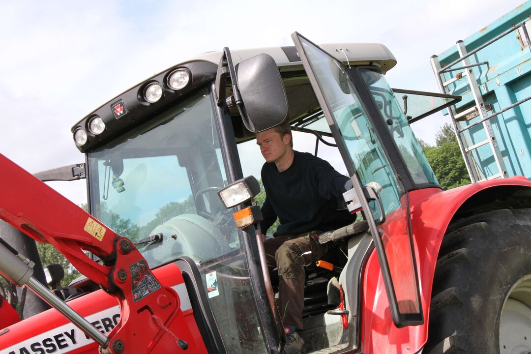 Die Teilnehmer mussten zun�chst Getreide abtanken und den H�nger dann r�ckw�rts rangieren.