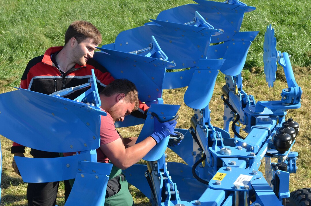 Neben einer Stallbeurteilung mussten die Teilnehmer noch eine Arbeitsunterweisung am Pflug durchf�hren.