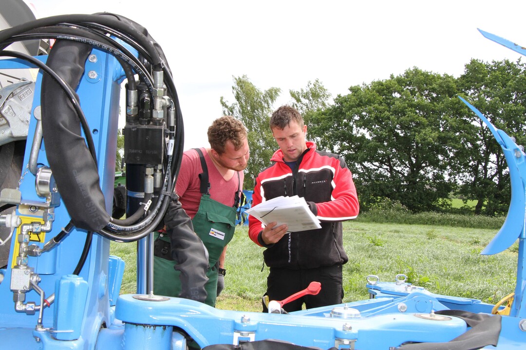 Auch f�r die vier Azubis, die an diesem Tag mitgewirkt haben, hatte die Aufgabe ihren Reiz. Sie sind jetzt ware Meister in der Pflugeinstellung.