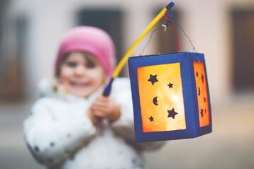 F�r viele Kinder geh�rt Laternelaufen zum Herbst dazu.