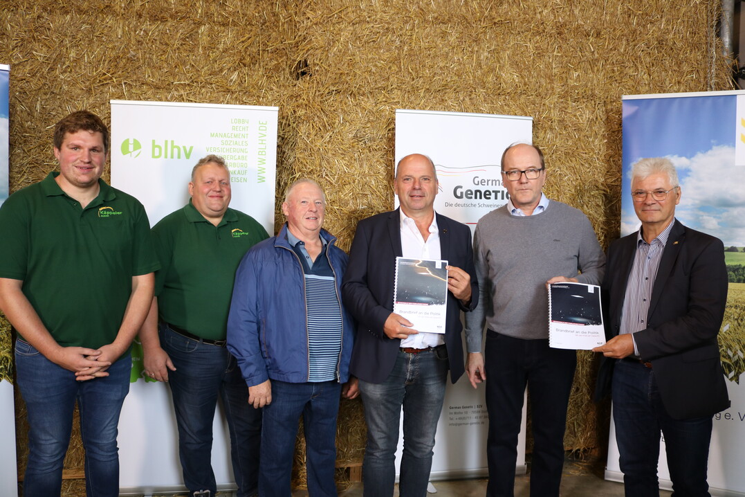 Den Brandbrief zur Schweinemarktkrise übergaben LBV-Vizepräsident Hans-Benno Wichert (2.v.r.) sowie vom BLHV Erwin Heckler (3.v.l.) an Martin Hahn, MdL Grüne (3.v.r.), und CDU-Agrarsprecher Klaus Burger (r.) auf dem Schweinemastbetrieb von Jonas (l.) und Stefan Käppeler (2.v.l.) in Bingen.