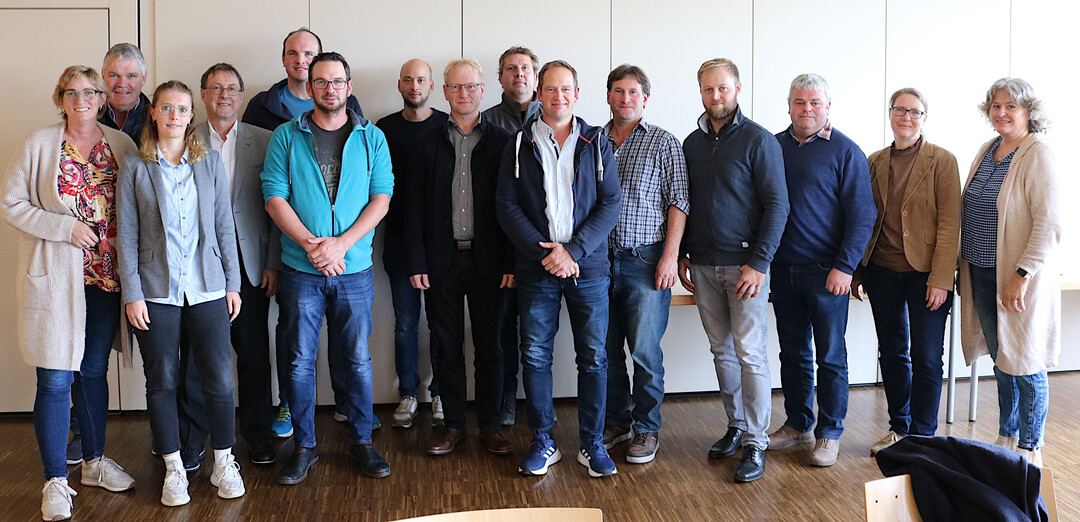 Der LBV-Milchausschuss tagte am 7. November in Denkendorf. Zu Gast im Ausschuss unter der Leitung von LBV-Vizepr�sidentin Rosi Geyer-F��ler (l.) war Lea May (3.v.l.), Milchreferentin im Ministerium f�r Ern�hrung, L�ndlichen Raum und Verbraucherschutz Baden-W�rttemberg (MLR). Neu beim Landesbauernverband (LBV) ist Kathrin Weik (2.v.r.). Sie k�mmert sich seit Mitte Juli um die �ffentlichkeitsarbeit und referierte im Ausschuss �ber Drohneneins�tze zur Rehkitzrettung vor der Mahd.