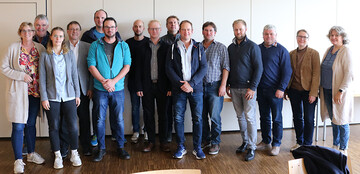 Der LBV-Milchausschuss tagte am 7. November in Denkendorf. Zu Gast im Ausschuss unter der Leitung von LBV-Vizepr�sidentin Rosi Geyer-F��ler (l.) war Lea May (3.v.l.), Milchreferentin im Ministerium f�r Ern�hrung, L�ndlichen Raum und Verbraucherschutz Baden-W�rttemberg (MLR). Neu beim Landesbauernverband (LBV) ist Kathrin Weik (2.v.r.). Sie k�mmert sich seit Mitte Juli um die �ffentlichkeitsarbeit und referierte im Ausschuss �ber Drohneneins�tze zur Rehkitzrettung vor der Mahd.