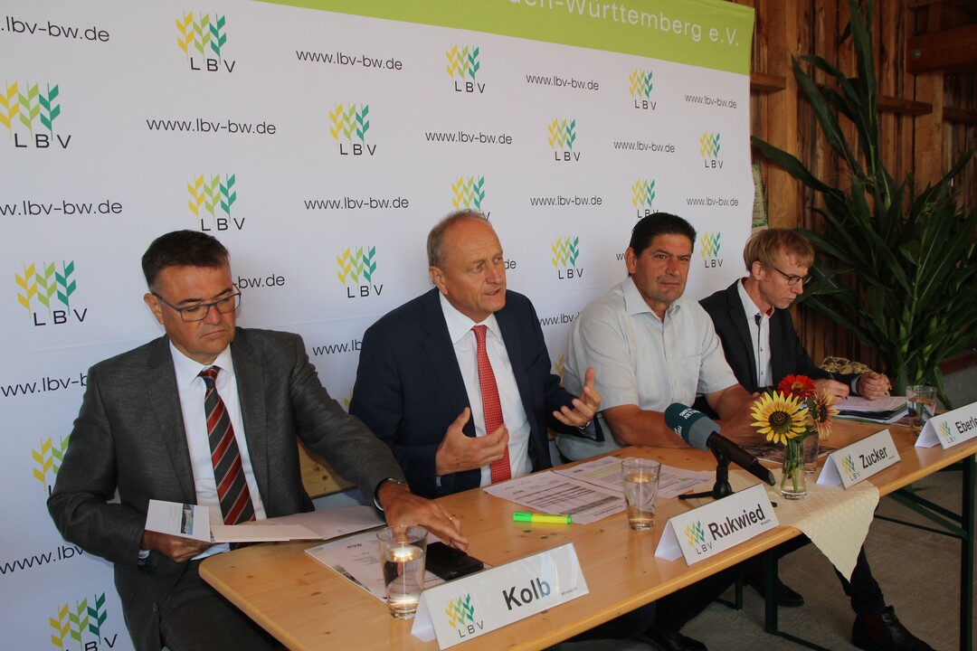 Pressekonferenz im Kreis Ludwigsburg: Die LBV-Riege um Pr�sident Joachim Rukwied (2. v. l.) mit Hauptgesch�ftsf�hrer Peter Kolb (l.) und Marktreferent Marco Eberle (r.) auf dem Hof von Eberhard Zucker (2. v. r.).