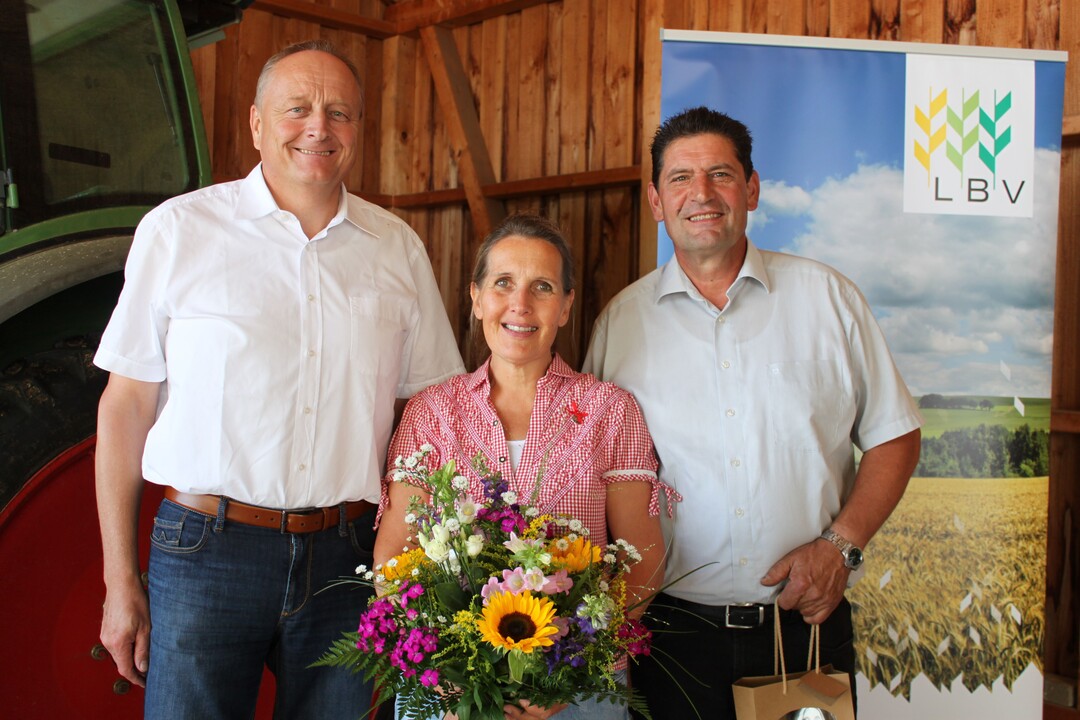 Das Ehepaar Sigrun und Eberhard Zucker (r.) boten mit ihrem Hof den passenden Rahmen f�r die gut besuchte Presseveranstaltung. 