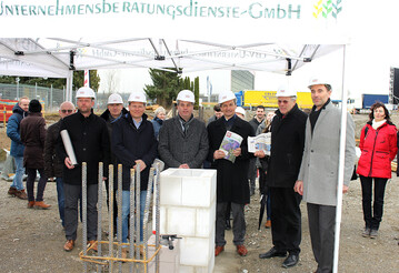 Gute Stimmung bei der Grundsteinlegung. Der Kran steht schon, die Baugrube ist bereits ausgehoben. Im Laufe der Zeremonie in der Holzstr. 17 durften die Verantwortlichen sp�ter dann auch noch selbst Hand anlegen (v. r.) Jochen Keller, Z�blin; Gerhard Glaser, LBV-Vizepr�sident; Andreas Kn�uer, Buchstelle; Dirk Lambertz, LBV-U und Markus Corazza, Architekt. 