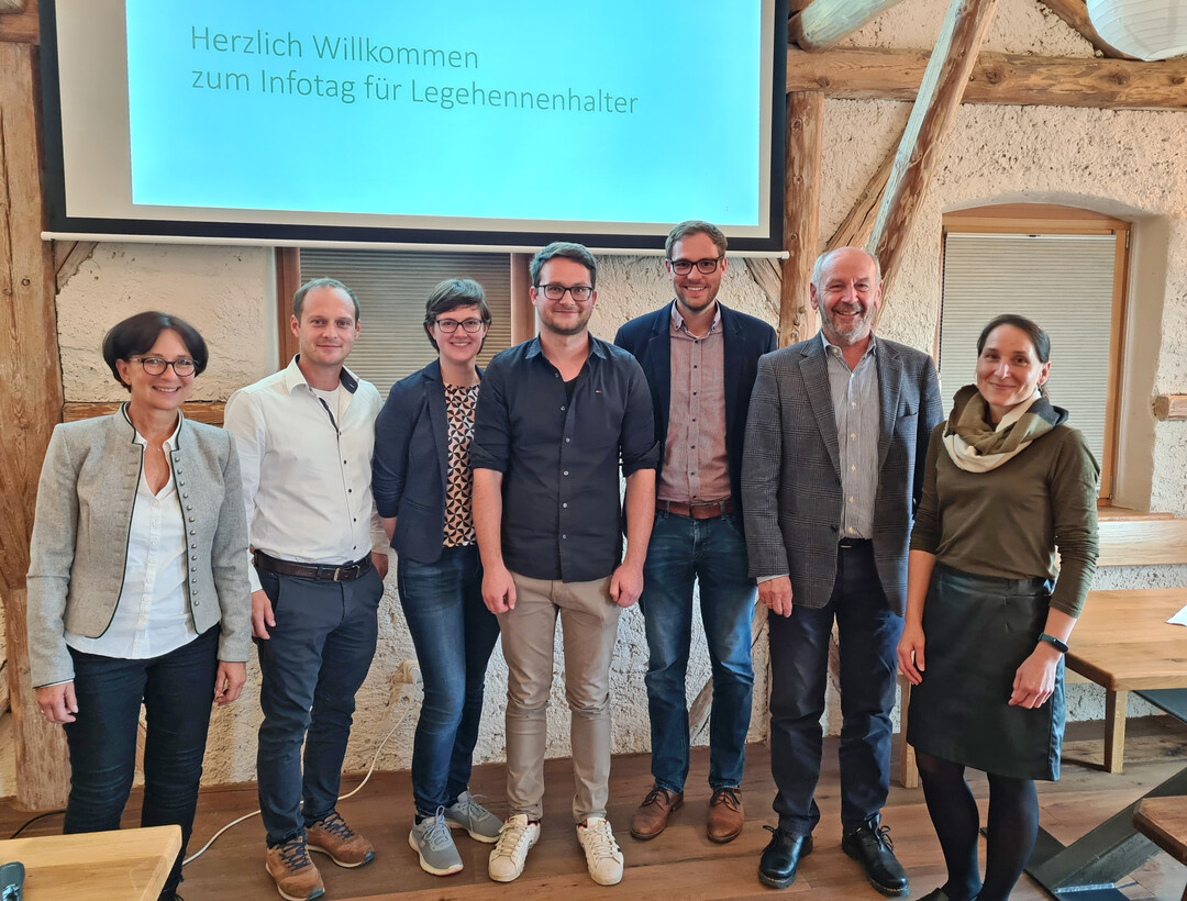 Einen bunten Strauß an wichtigen Themen für die Legehennenhaltung wurde den Anwesenden am Infotag präsentiert. Im Bild v. l. n. r.:
Claudia Meyer, Christian Schnierle, Dr. Katharina Scholz, Dr. Philipp Hofmann, Prof. Rudolf Preisinger, Annika Nottensteiner