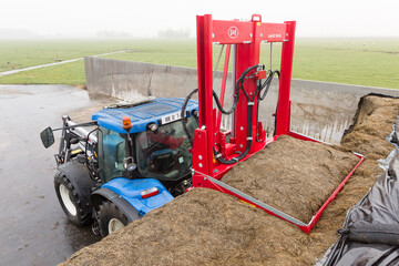 Den Siloblockschneider Lely BC 180 XL sieht Lely als eine gute Erg�nzung zum F�tterungssystem Vector. 