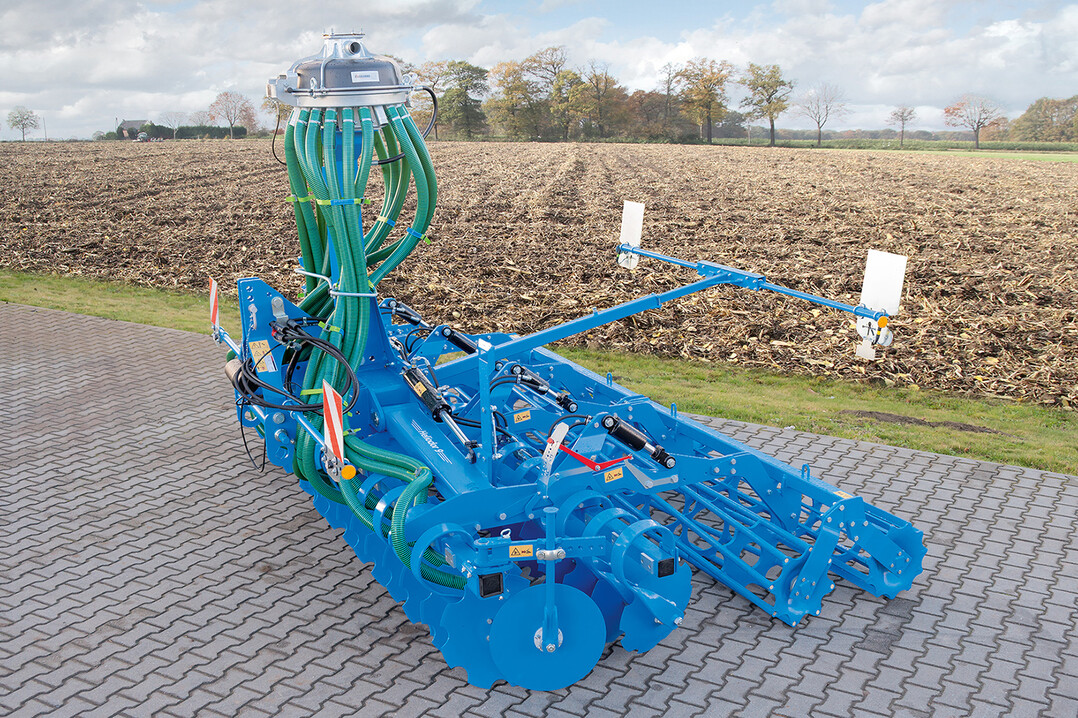 Die Lemken Kurzscheibenegge ist künftig mit einem Gülle-Exaktverteiler kombinierbar.