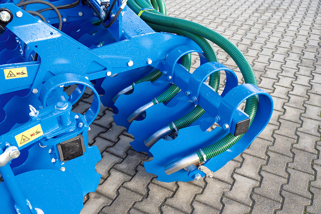 Die Lemken Kurzscheibenegge ist künftig mit einem Gülle-Exaktverteiler kombinierbar.