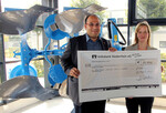Nicola Lemken überreicht den Scheck an Dr. Jona Dohrmann vom Verein „Deutsch-Indische Zusammenarbeit“.