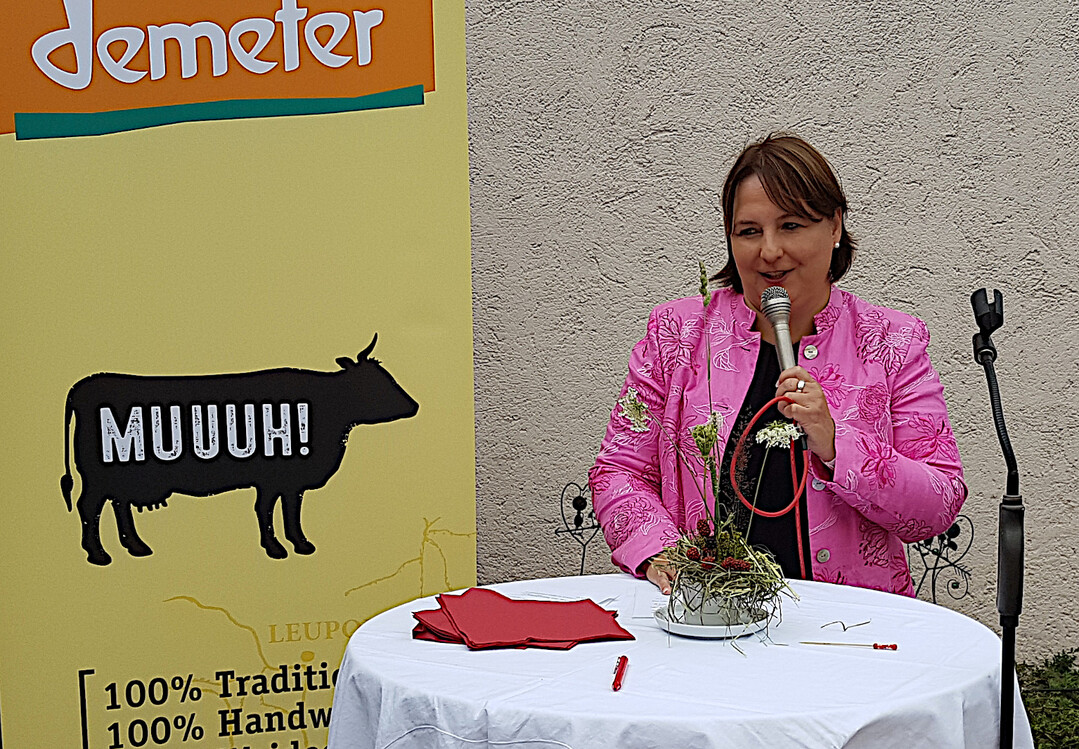 Zur neuen Produktionshalle gratulierte Ministerialdirigentin Isabel Kling, Abteilungsleiterin Markt und Ernährung im MLR.