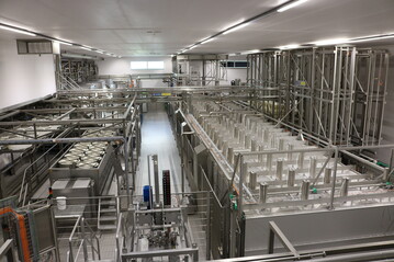 Blick auf die neue Anlage: Die Halle ist rund 800 Quadratmeter gro�. Verarbeitet werden hier pro Tag etwa 130.000 Kilo Milch, Mitte-links im Bild ist die alte Anlage aus dem Jahr 2003 zur Herstellung der traditionellen Rundlaib-Emmentaler zu sehen, die mit umgezogen wurde.&nbsp;