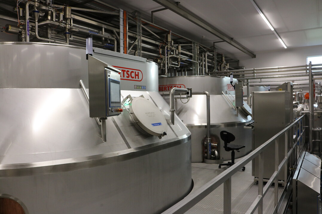 Untergebracht in der neuen Halle sind auch die drei Käsefertiger aus Kupfer von der Firma Bertsch.