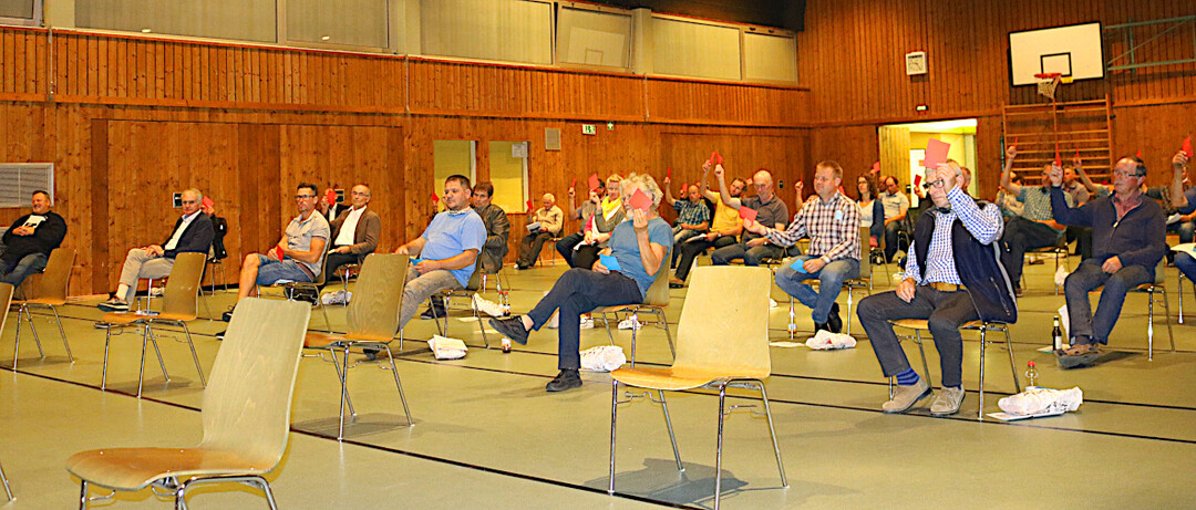 Generalversammlung in Corona-Zeiten: Nachdem zun�chst die Sporthalle in Wangen als Versammlungsort ausgegew�hlt wurde, hat man sich nach diversen Terminabstimmungen letztlich doch f�r die bew�hrte Halle in Leupolz entschieden. Allerdings: nur mit begrenzter Teilnehmerzahl und Einzel-Bestuhlung in weitem Abstand. Anwesend waren 61 Mitglieder und zehn G�ste. 