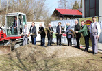 Ausbau der Allgäuer Emmentaler Käserei eG in Leupolz: Paul Locherer, MdL, und Michael Lang, Oberbürgermeister von Wangen haben am 13. März gemeinsam mit Erhard Nonnenmacher, Vorsitzender der Molkerei, den Spatenstich für die neue Halle gelegt - dabei herrschte bestes Frühlingswetter und Feierlaune. Mit auf dem Bild sind die beiden Geschäftsführer, Michael Welte und Charlotte Fießinger, der stellvertretende Vorsitzende Markus Stützenberger, Ortsvorsteher Anton Sieber sowie Markus Fackler, Baugeschäft Fackler, Gerald Fischbach, Baugeschäft Fischbach und Markus Steidle, pro-bau GmbH.