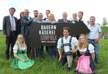 Stolz stellte das Molkerei-Team in Leupolz gemeinsam mit dem Wangener OB Michael Lang (l.) die neue Marke der �ffentlichkeit vor. Im Mittelpunkt steht eine dunkelbraune Kuh, mit deren Hilfe jetzt m�glichst viele Produkte verkauft werden sollen.