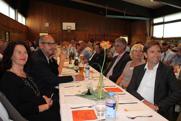 Zur Jubil�umsfeier am 14. Juli konnte der Vorstandsvorsitzende Erhard Nonnenmacher rund 200 Ehreng�ste, Mitglieder und Mitarbeiter begr��en. Im Bild vorne rechts der Wangener OB Michael Lang, daneben Gesch�ftsf�hrerin Charlotte Fie�inger. Links Petra Krebs, MdL Gr�ne und Gesch�ftsf�hrer Michael Welte . 