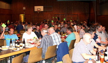 Gute Stimmung auf der Generalversammlung am 5. September 2018 in Leupolz. Die Käserei hat das Jahr 2017 zufriedenstellend abgeschlossen und ist auch aktuell gut ausgelastet.
