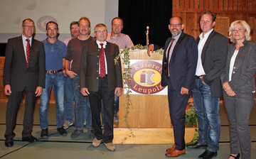 Der Vorstandsvorsitzende Erhard Nonnenmacher (links) und Aufsichtsratschef Michael Gletter (5.v.l.) begr��ten die neu gew�hlten Gremienmitglieder (v.l.) Bernd Nunnenmacher, Joachim Bertsch, Andreas Schuler und Wolfgang F�ssler. Rechts im Bild die beiden Gesch�ftsf�hrer Charlotte Fie�inger und Michael Welte (3.v.r.) mit dem 2. Vorsitzenden Markus St�tzenberger. 