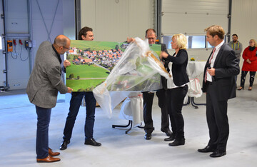 Als Gastgeschenk von der Stadt Wangen �berbrachte OB Michael Lang (im Bild rechts) eine neue Luftaufnahme von Leupolz.