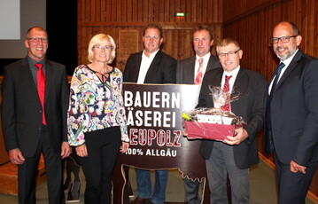 Ein Geschenk gab es f�r den scheidenden Aufsichtsratsvorsitzenden Michael Gletter (2.v.r) f�r die geleistete Arbeit. Bei ihm bedankten sich v.l. Erhard Nonnenmacher, Vorsitzender des Vorstands; Charlotte Fie�inger, Gesch�ftsf�hrerin; Markus St�tzenberger, stellv. Vorsitzender des Vorstands; Karl Schneider, stellv. Vorsitzender des Aufsichtsrats und Gesch�ftsf�hrer Michael Welte.