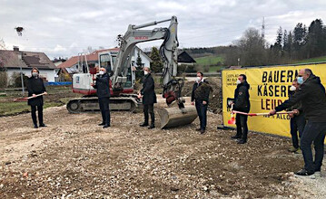  Spatenstich bei der Bauernk�serei Leupolz (v.l.): Michael Lang, Oberb�rgermeister von Wangen; Anton Sieber, Ortsvorsteher Leupolz; R�diger Stadler, Hallenbau; Markus St�tzenberger, Vorstandsvorsitzender der Bauernk�serei, Karl Schneider, Aufsichtsratsvorsitzender; Ulrich Graf, stellvertretender Vorstandvorsitzender und Gesch�ftsf�hrer Michael Welte. 