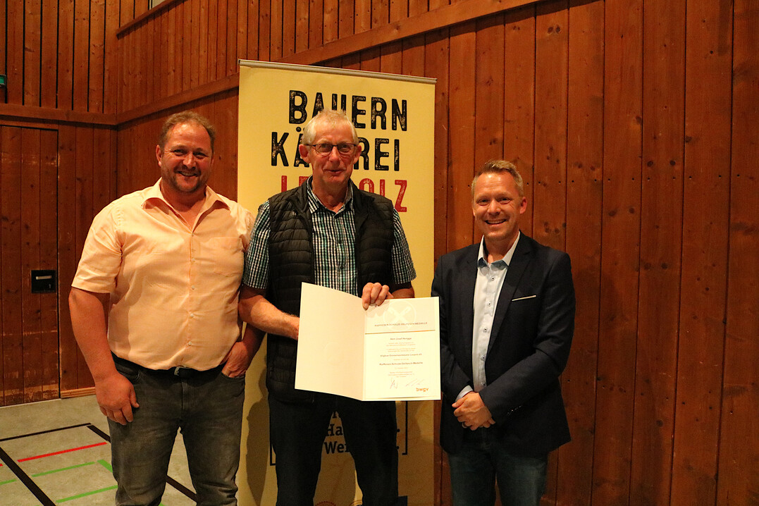 Dankesworte für Josef Hengge (Mitte) vom Vorstandsvorsitzenden Markus Stützenberger. Hengge, der nach 32 Jahren aus dem Vorstand ausscheidet, erhielt für seine herausragenden Verdienste für die Allgäuer Emmentalerkäserei Leupolz eG von Genoverbandsprüfer Patrick Schmelzle (rechts) die Raiffeisen-Schulze-Delitzsch-Medaille überreicht.