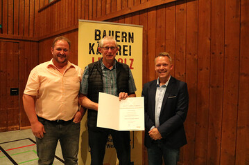 Dankesworte für Josef Hengge (Mitte) vom Vorstandsvorsitzenden Markus Stützenberger. Hengge, der nach 32 Jahren aus dem Vorstand ausscheidet, erhielt für seine herausragenden Verdienste für die Allgäuer Emmentalerkäserei Leupolz eG von Genoverbandsprüfer Patrick Schmelzle (rechts) die Raiffeisen-Schulze-Delitzsch-Medaille überreicht.